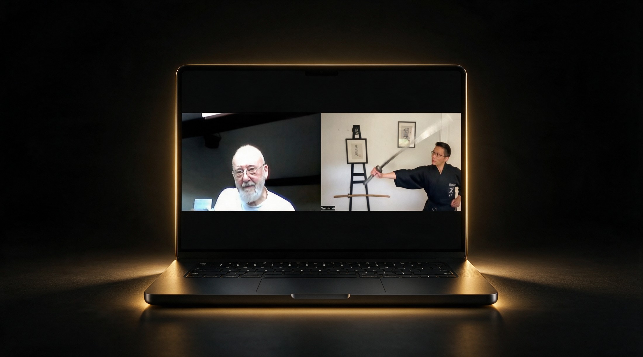 Un MacBook Pro noir ouvert, halo doré, affichant la séance Zoom : Guy Sensei à gauche, Tex au sabre à droite.