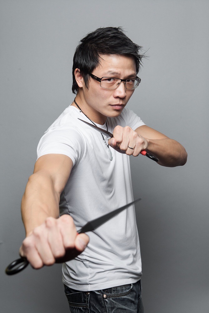 Tex plus jeune, t-shirt blanc, deux sabres en main, en garde face à l'objectif.